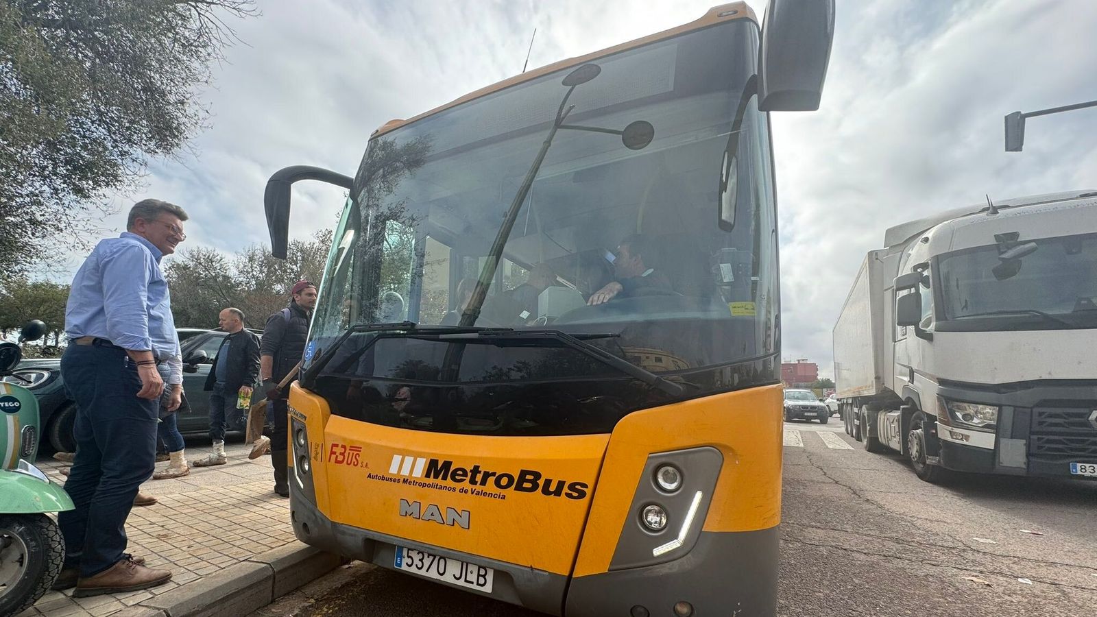 Un autobús metropolità recull gent en una parada