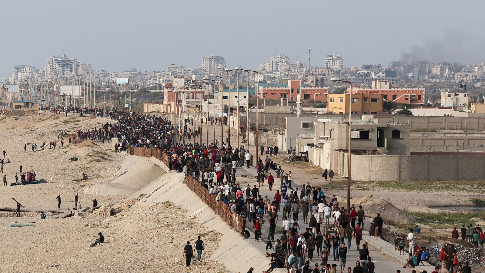 Els palestins es reuneixen amb l'esperança de rebre ajuda a Gaza a través d'un moll construït pels Estats Units