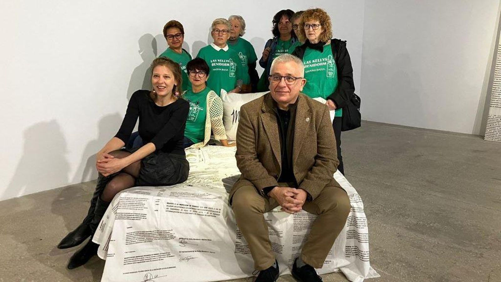 El regidor de Cultura, Antonio Manresa; l'artista Laura Marte i membres de l'associació Les Kellys en la presentació de l'exposició