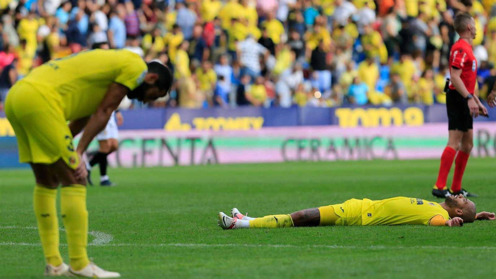 Albiol i Capoue es lamenten deprés d'una ocasió errada Albiol i Capoue es lamenten deprés d'una ocasió errada