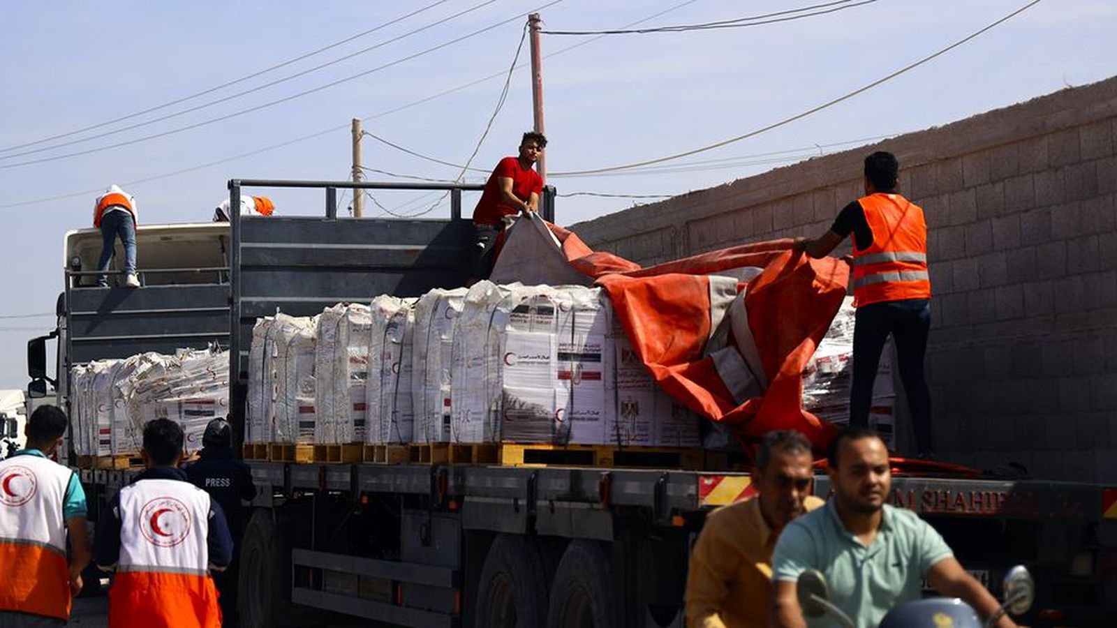 Camions amb ajuda humanitaria es preparen per entrar en Gaza a través del pas de Rafah