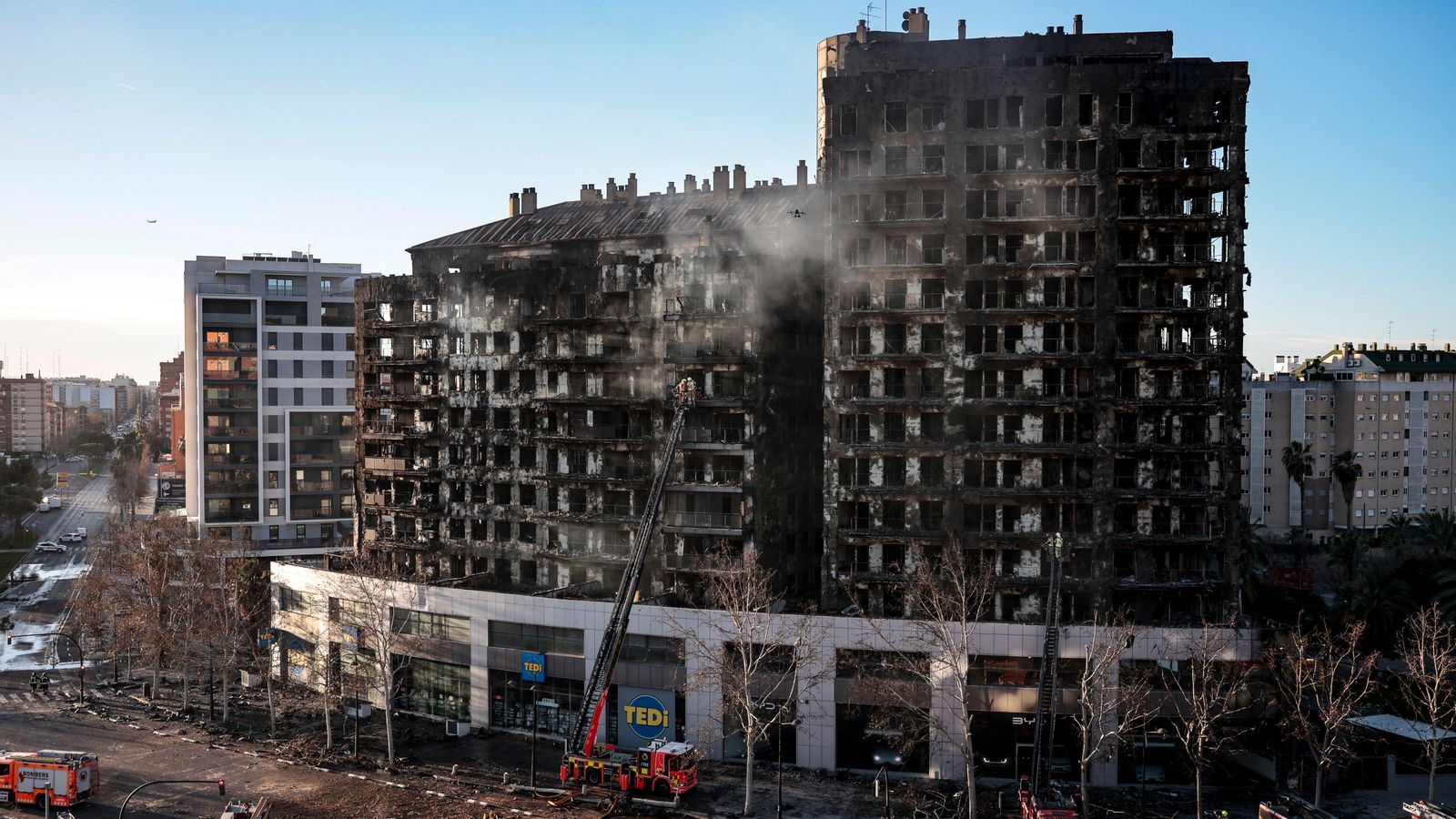 Imatge de l'edifici cremat al barri de Campanar