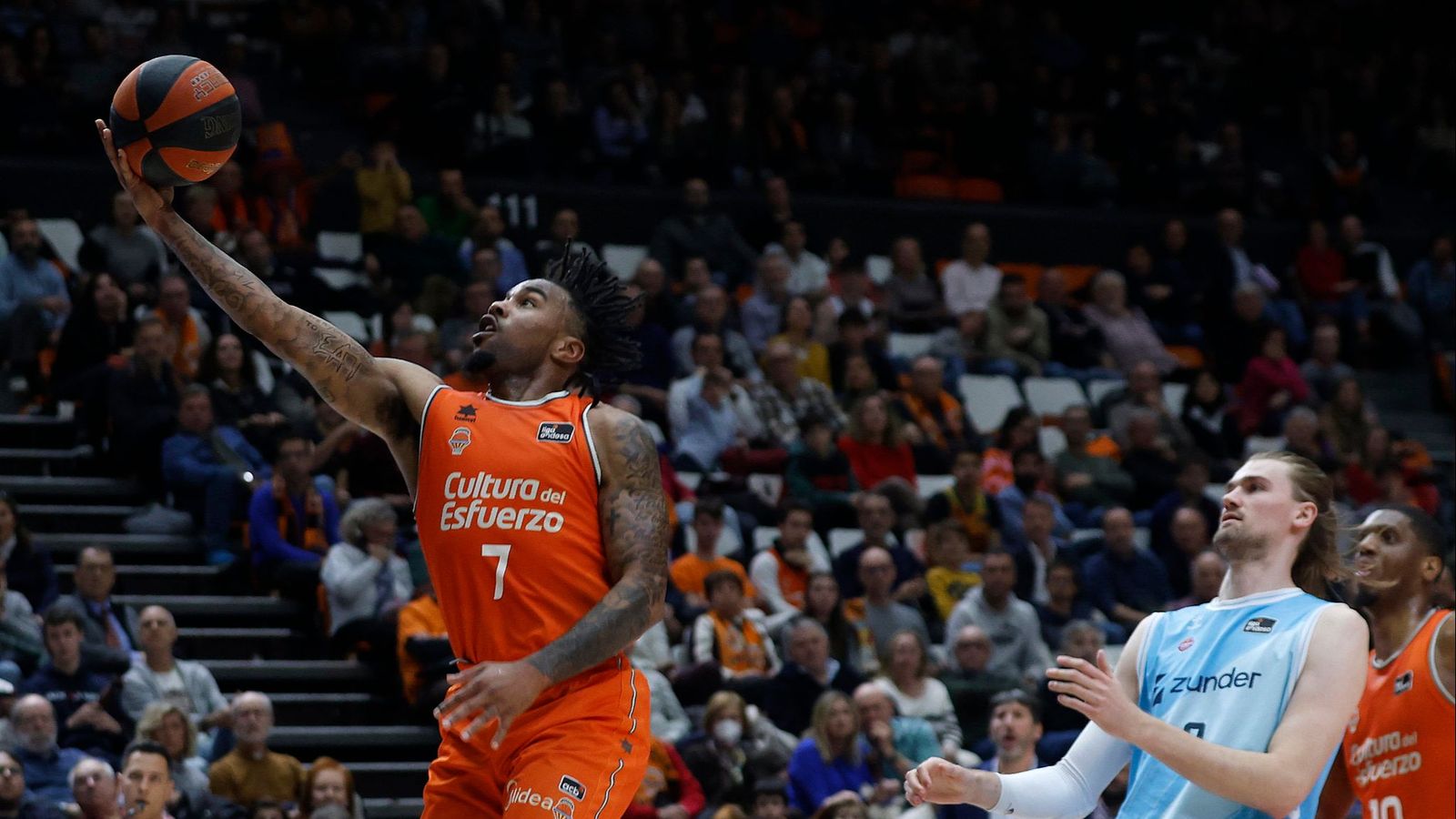 Chris Jones, en una acció ofensiva