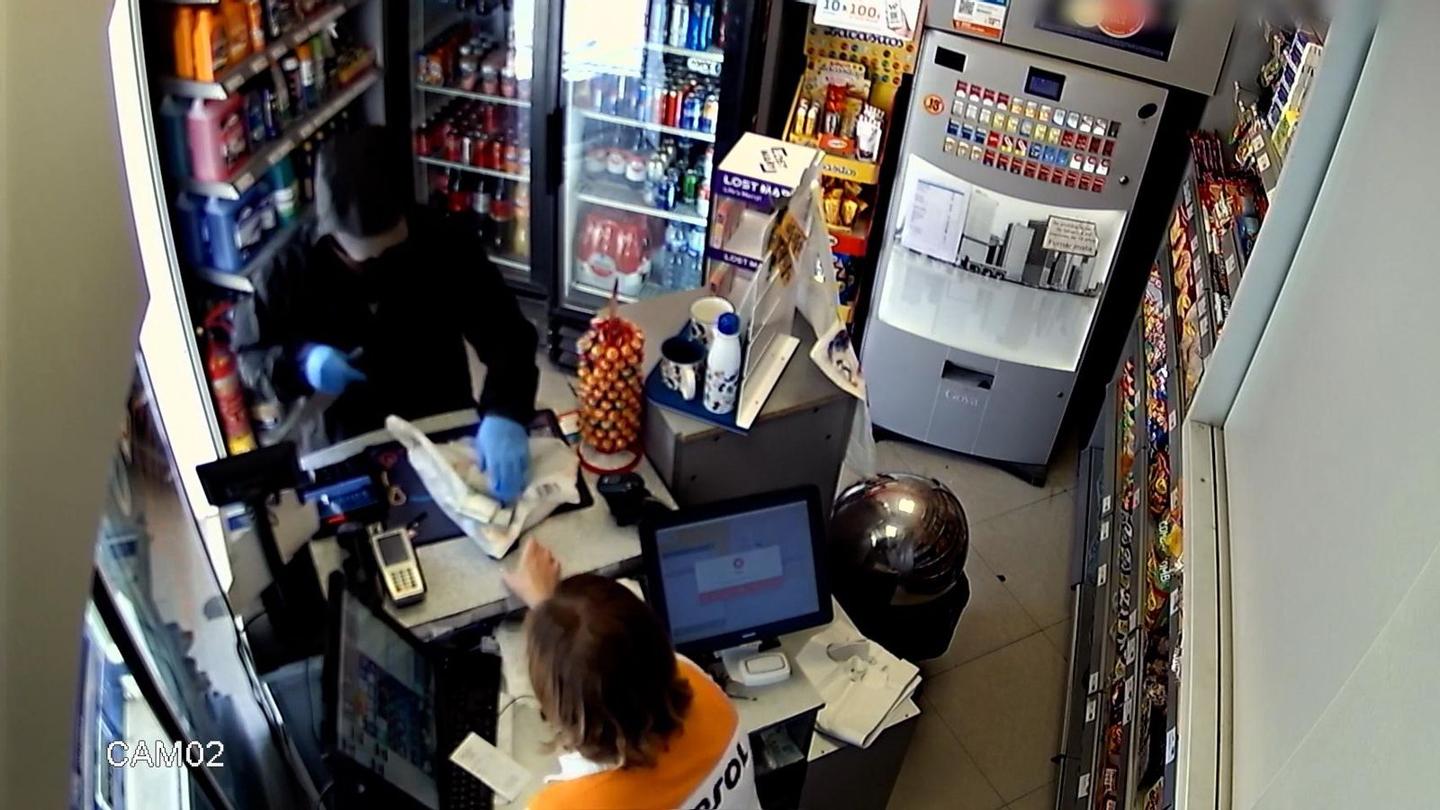 Un dels detinguts, ja en presó, mentre assaltava una gasolinera de Nàquera amb el ganivet de grans dimensions a la mà