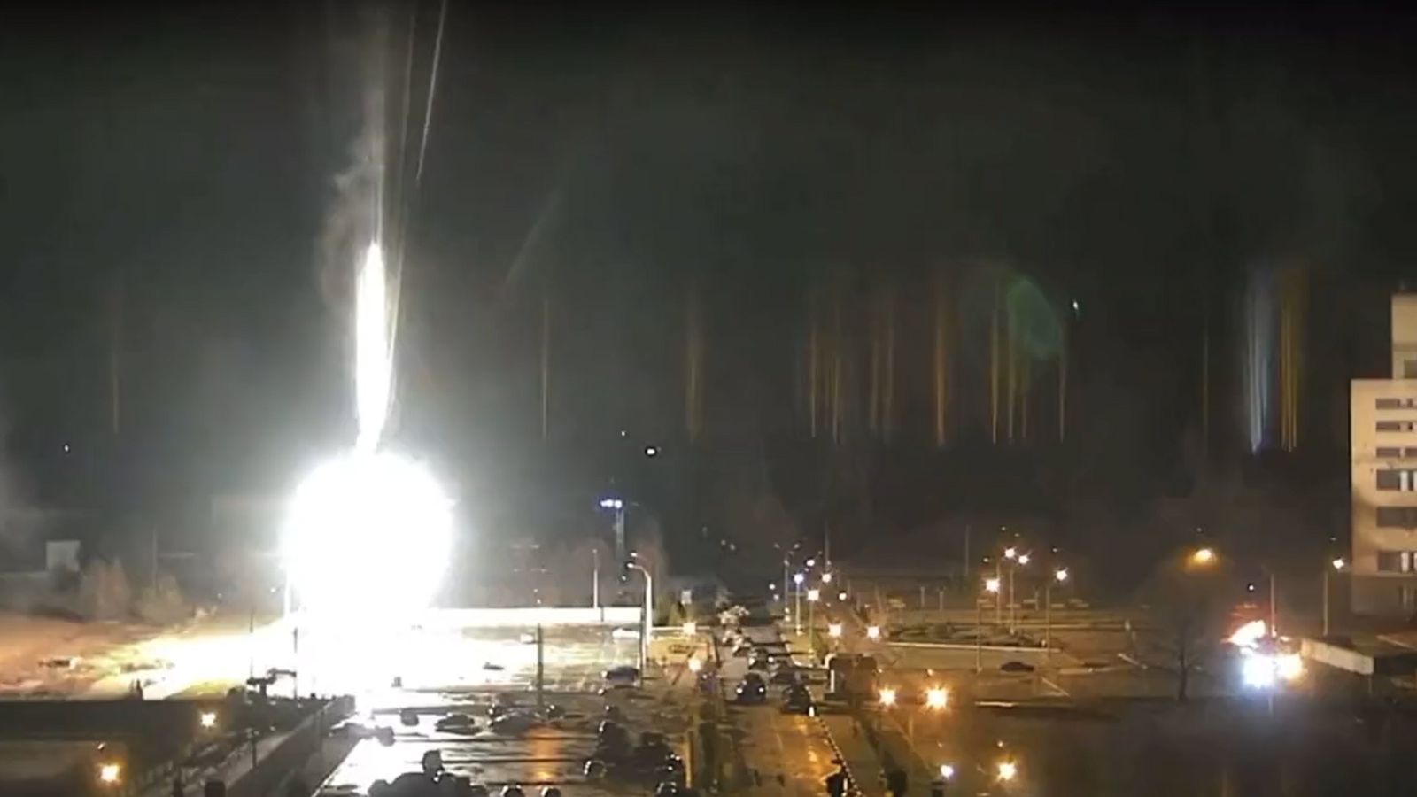 Moment en el qual un projectil impacta en la central nuclear de Zaporíja