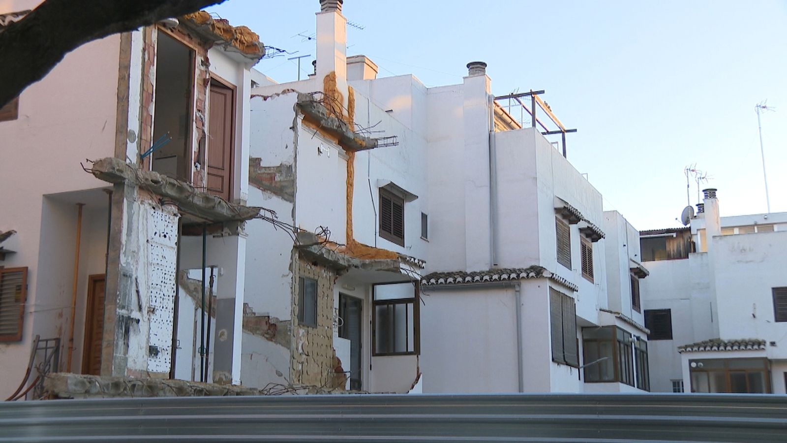 L’aigua va provocar danys irreparables en alguns habitatges, que van haver de ser demolits mesos després