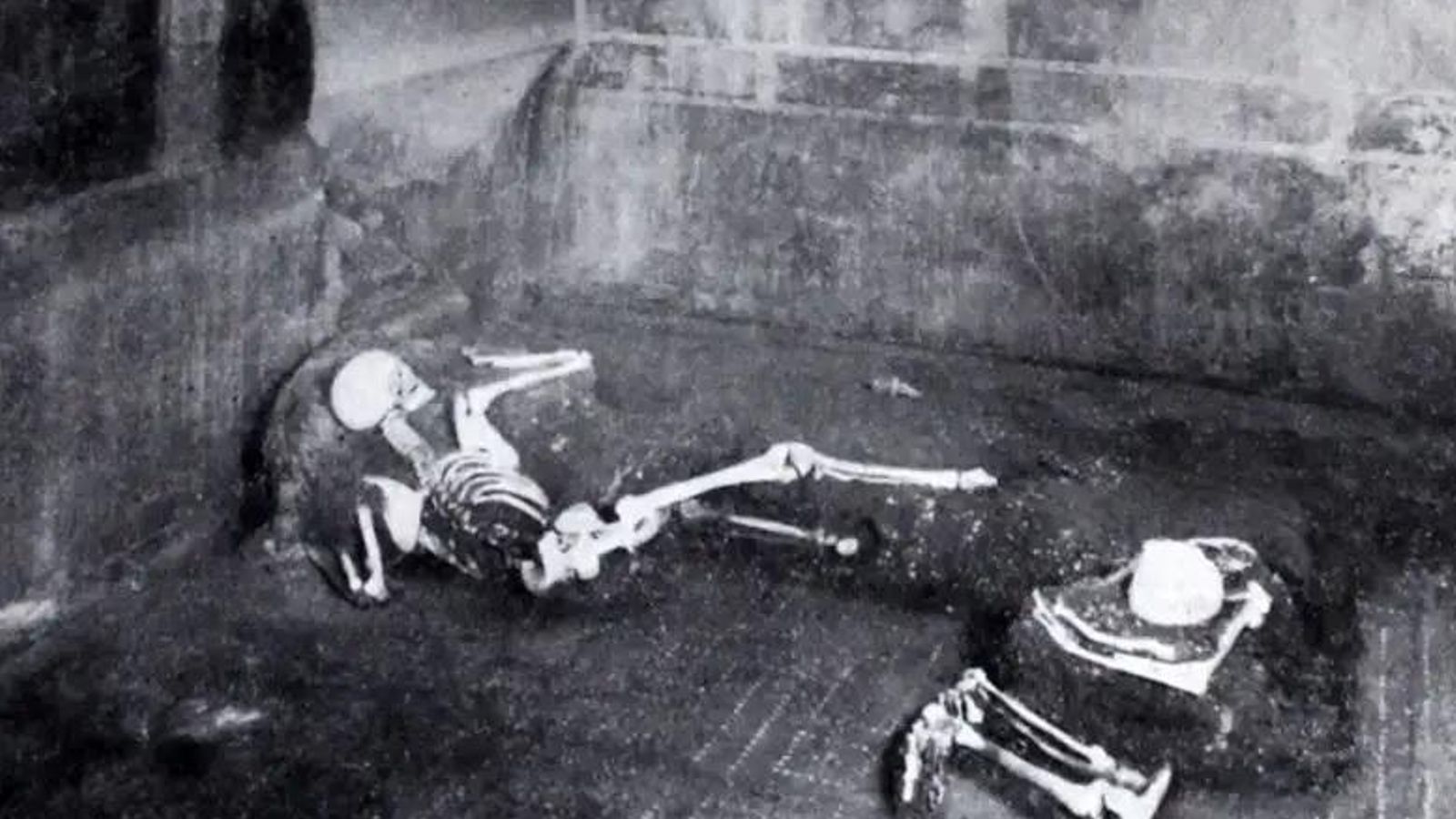 Els dos cosos dels quals s'ha extret l'ADN, trobats a l'habitació 9 de la Casa de l'Artesà de Pompeia (Sud d'Itàlia)