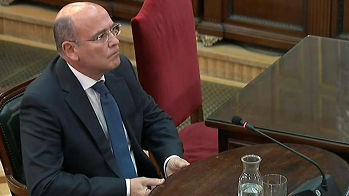 De los Cobos acusa els Mossos de facilitar l'1-O en lloc d'impedir-ho De los Cobos acusa els Mossos de facilitar l\'1-O en lloc d\'impedir-ho