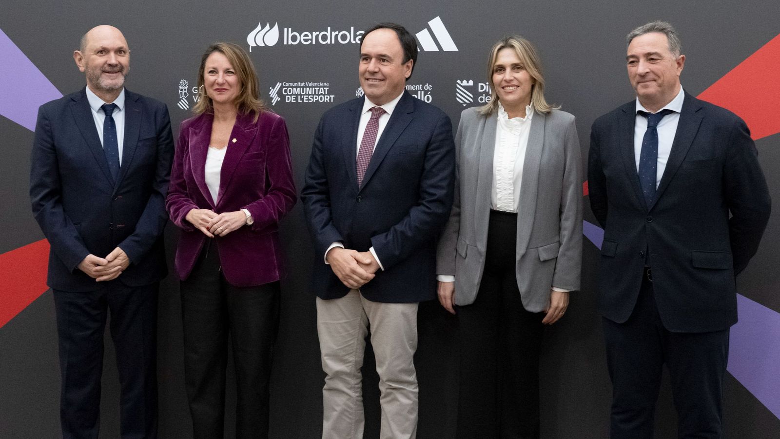 El cap del Consell, al centre, en la presentació de la Supercopa d’España Iberdrola este divendres a Castelló de la Plana
