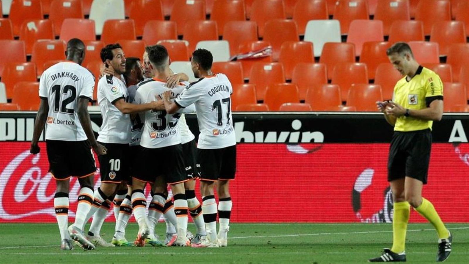 Els jugadors del València CF celebren el gol en l'últim derbi a Mestalla