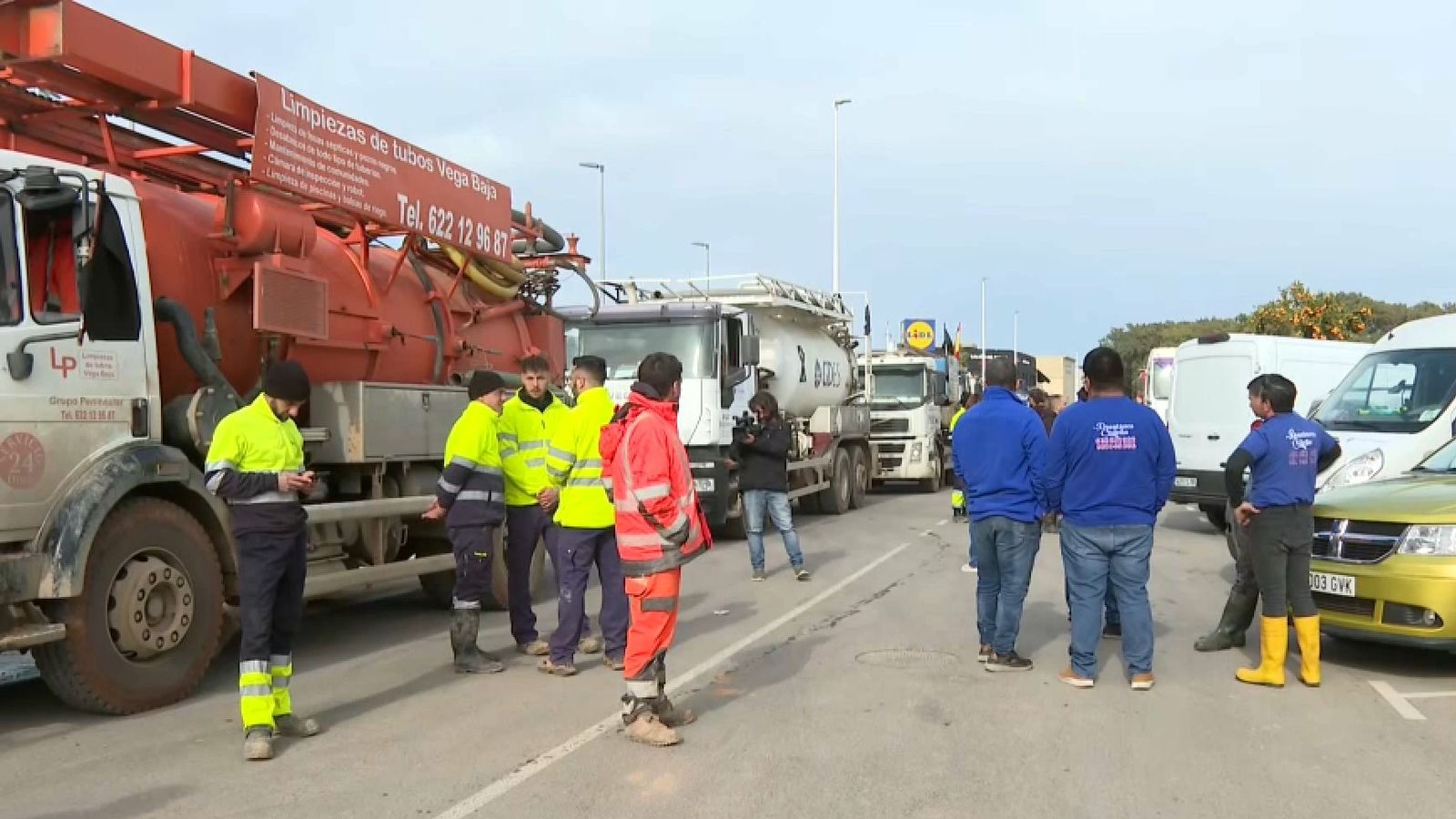 Filera de camions de desembossament de baixos i canonades que han protestat este dilluns a Benetússer per a reclamar seguretat en el seu treball