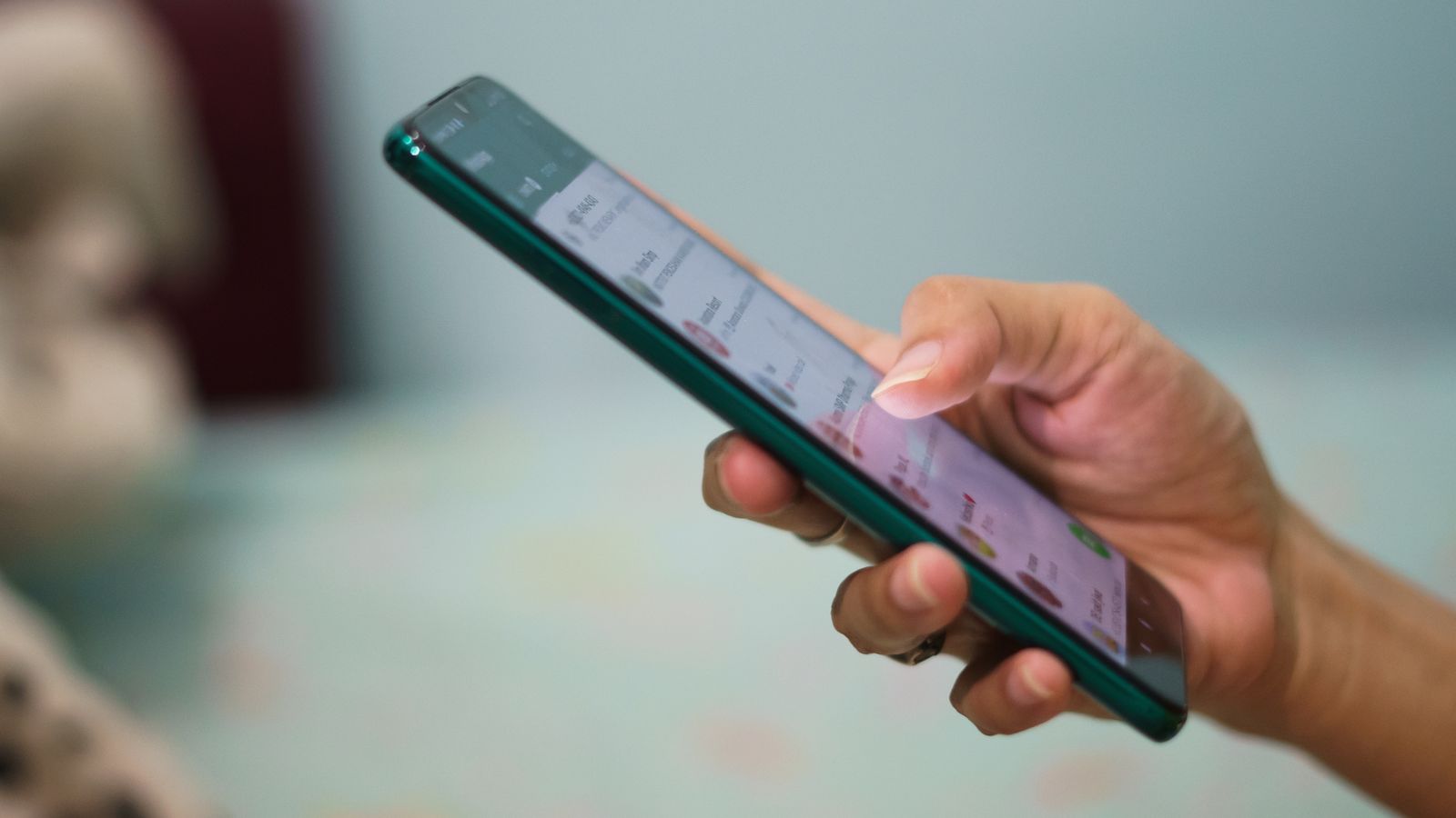 Una persona xateja des d'un dispositiu mòbil (arxiu)