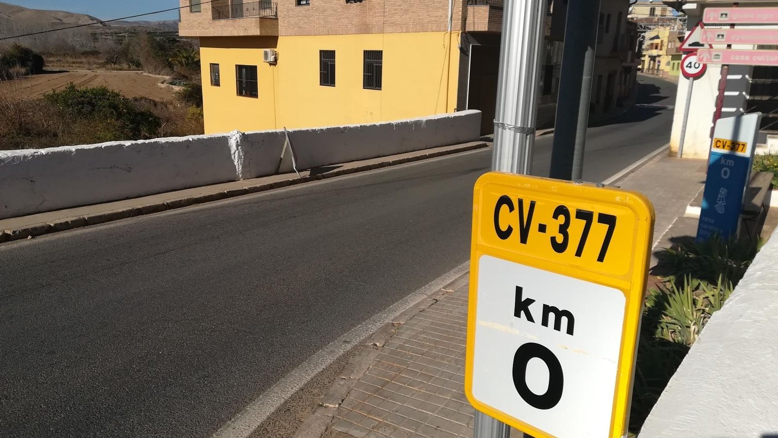 La CV-377 al seu pas per Pedralba, a la comarca dels Serrans