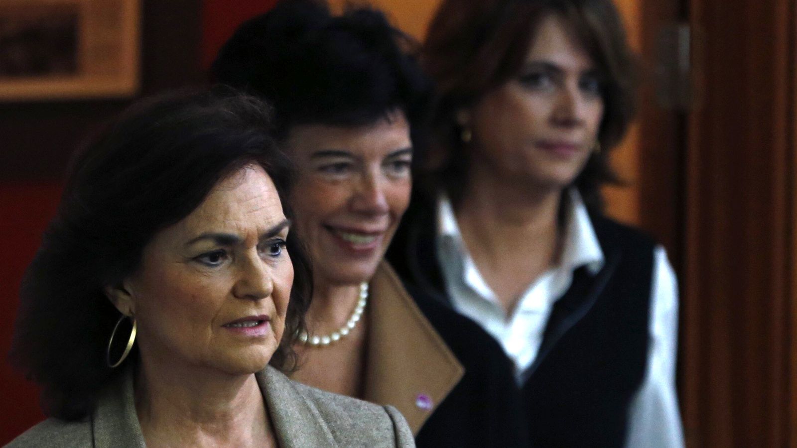 La vicepresidenta del govern espanyol, Carmen Calvo; la portaveu de l’executiu, Isabel Celaá, i la ministra de Justícia, Dolors Delgado, en arribar a la roda de premsa posterior a la reunió del Consell de Ministres. EFE