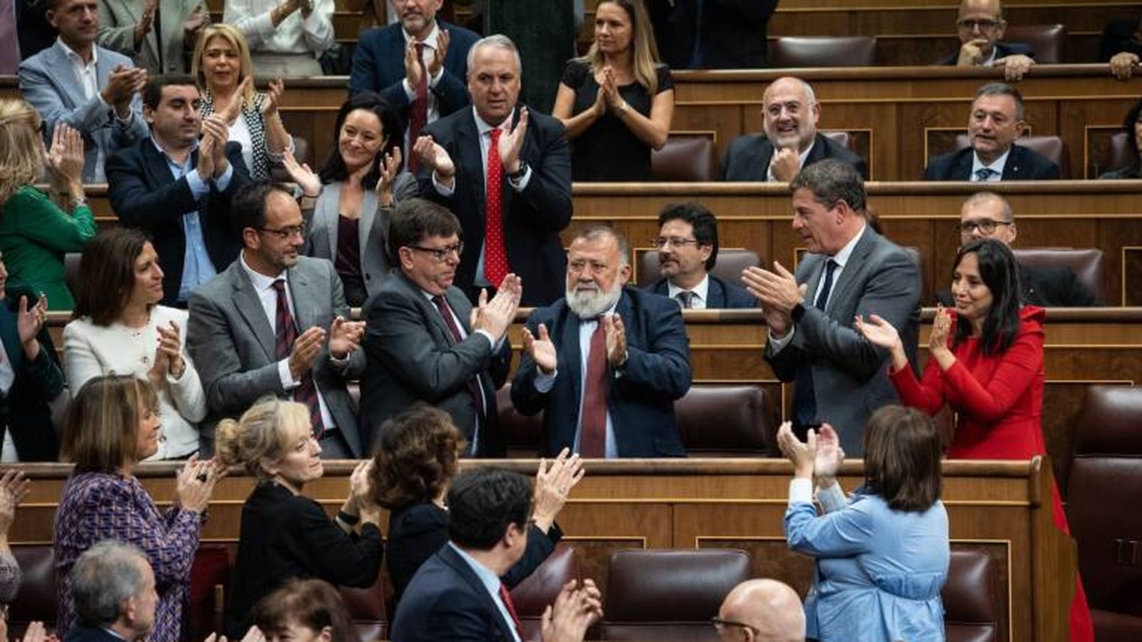 El diputat Herminio Sancho, en el centre, aplaudit pels seus companys