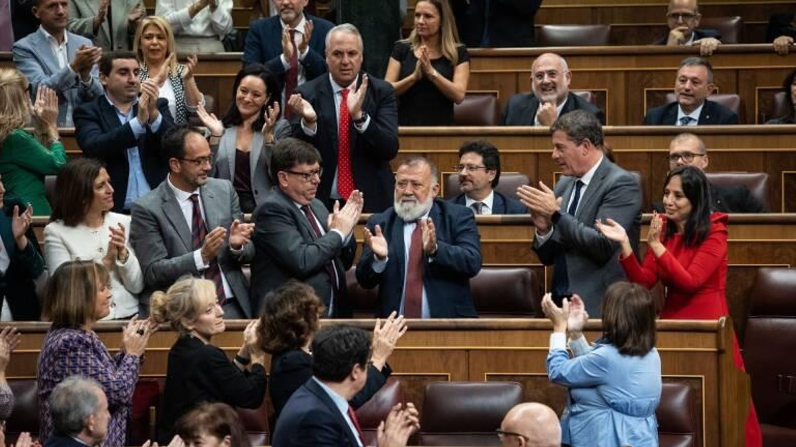 El diputat Herminio Sancho, en el centre, aplaudit pels seus companys El diputat Herminio Sancho, en el centre, aplaudit pels seus companys
