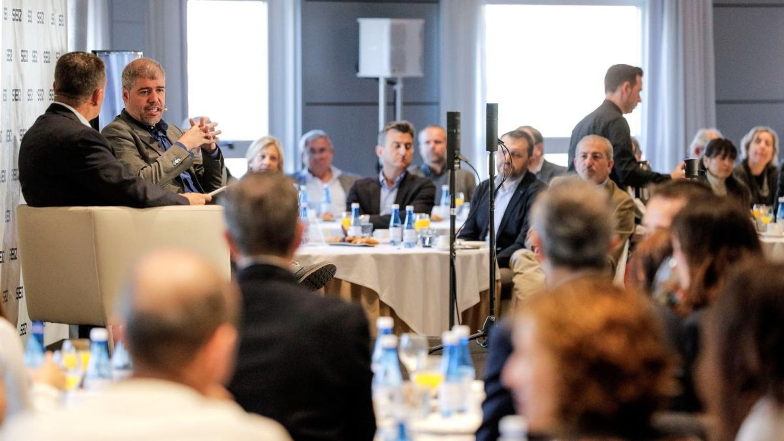 El secretari general de CCOO, Unai Sordo (esquerra), participa en el desdejuni organitzat per la Cadena SER