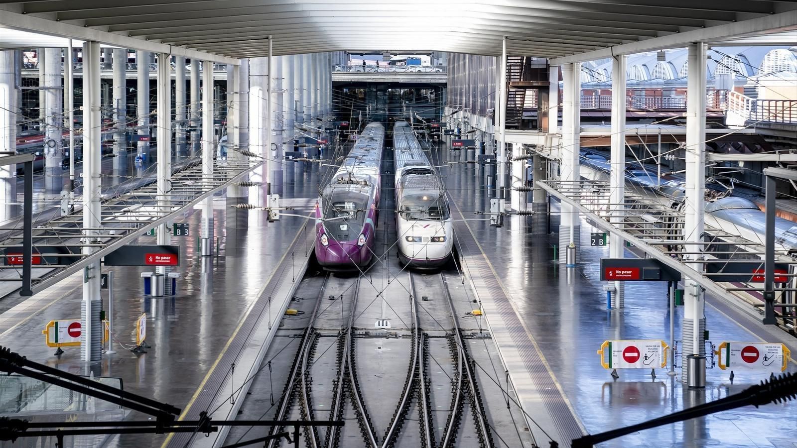 Dos trens d'alta velocitat preparats per a Nadal a l'estació d'Atocha