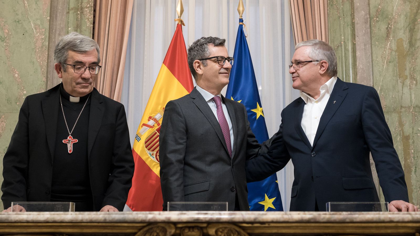 El ministre Félix Bolaños, el president de la Conferència Episcopal Espanyola, Luis Argüello, i el president de la Conferència Espanyola de Religiosos, Jesús Díaz Sariego, el passat 8 de gener