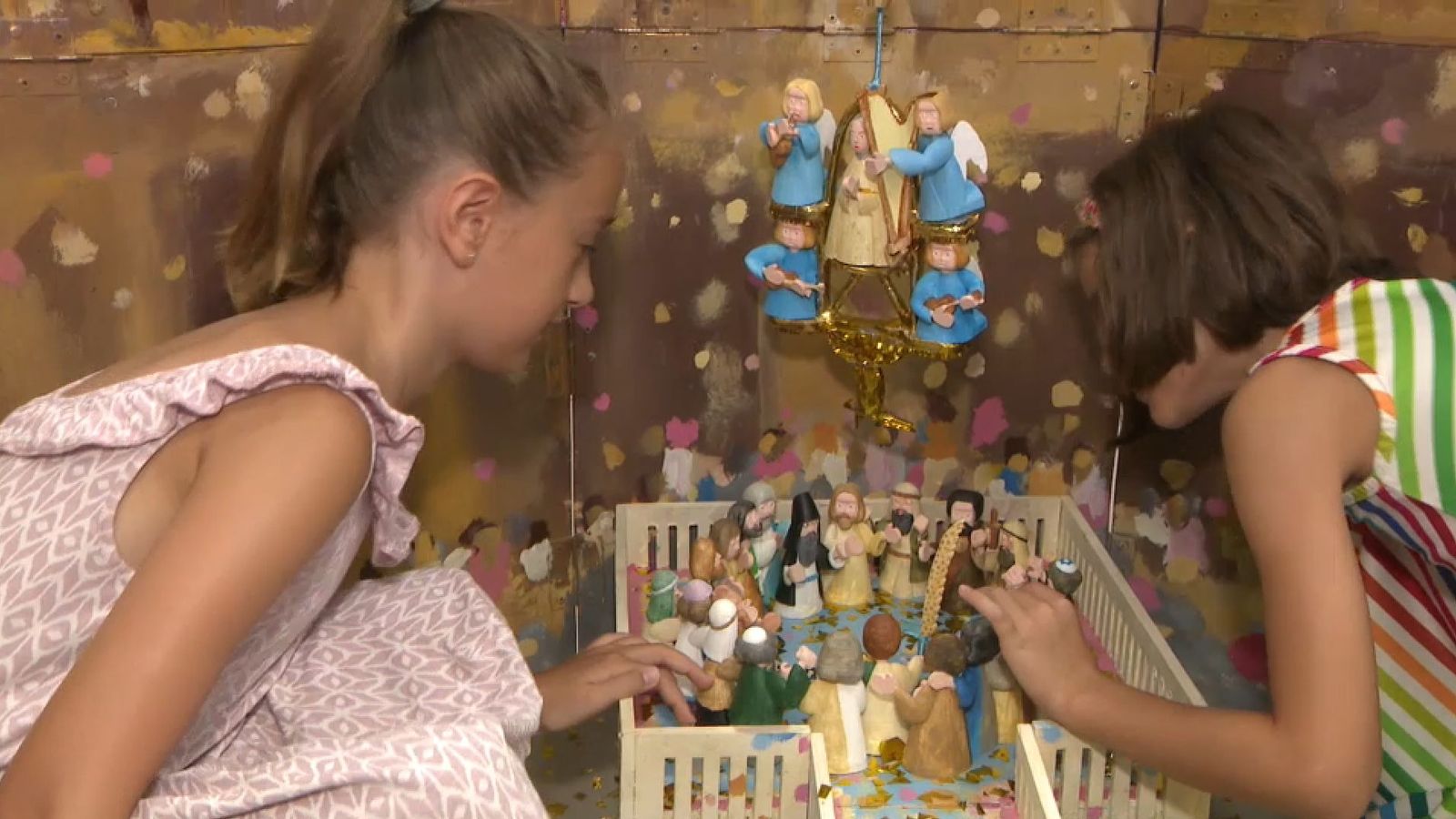 Dues xiquetes observen les figuretes dels personatges del Misteri, que formen part dels materials didàctics d'aquesta iniciativa