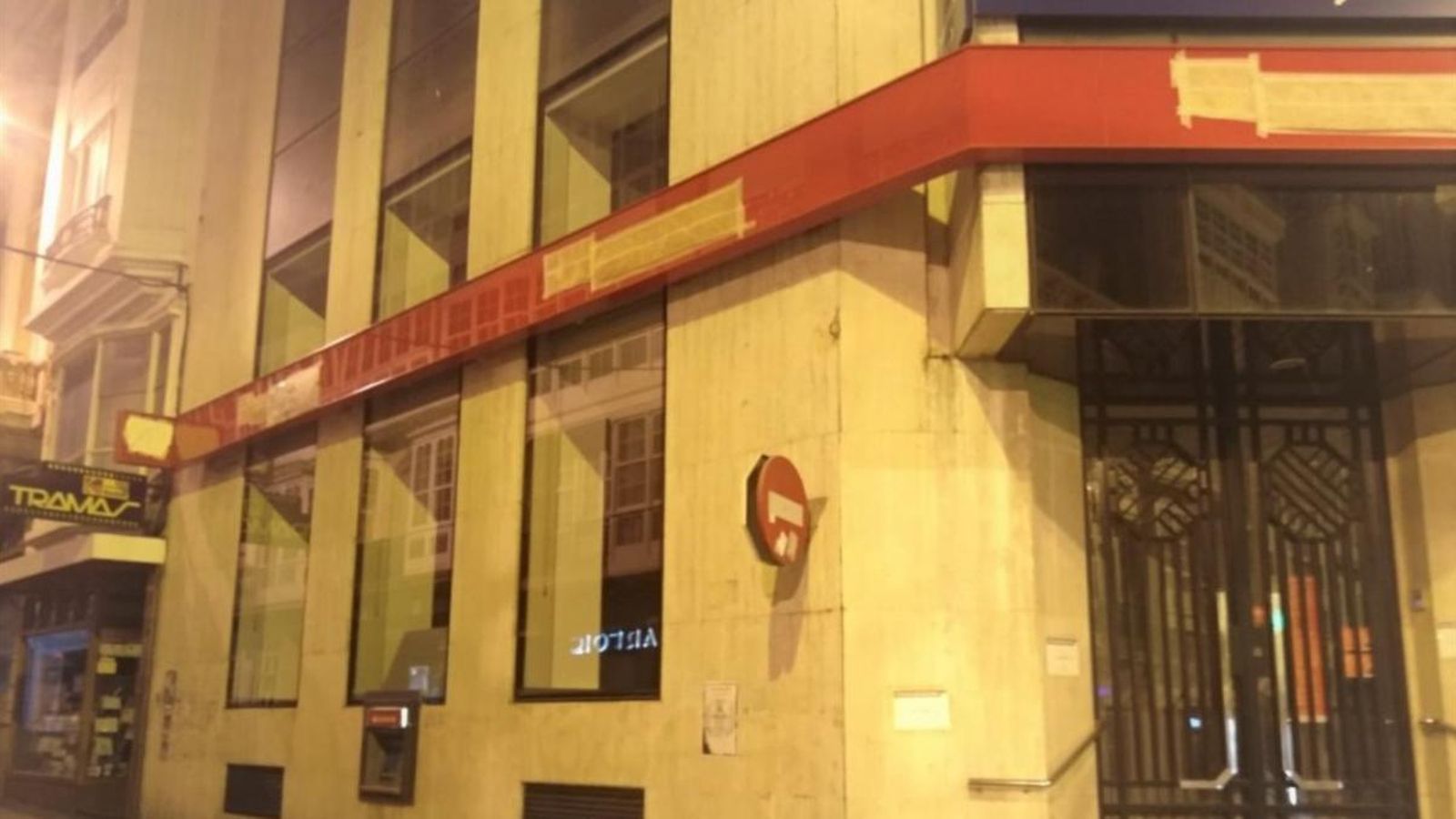 Imatge d’arxiu d’una oficina del Santander tancada