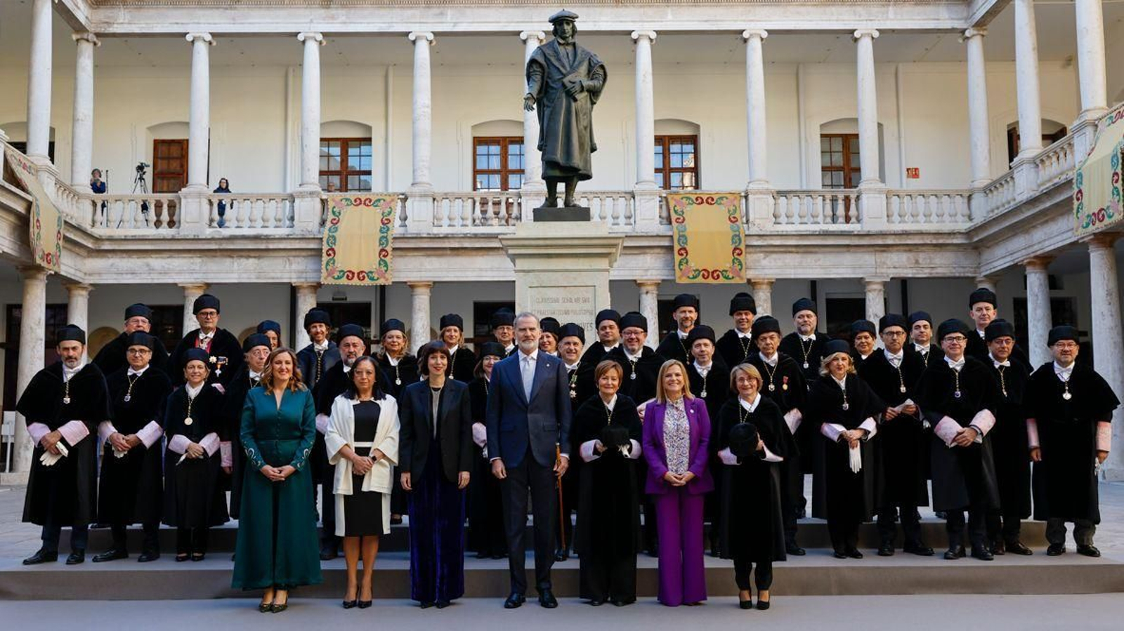 Foto de família al claustre de la UV en l'obertura de l'any acadèmic