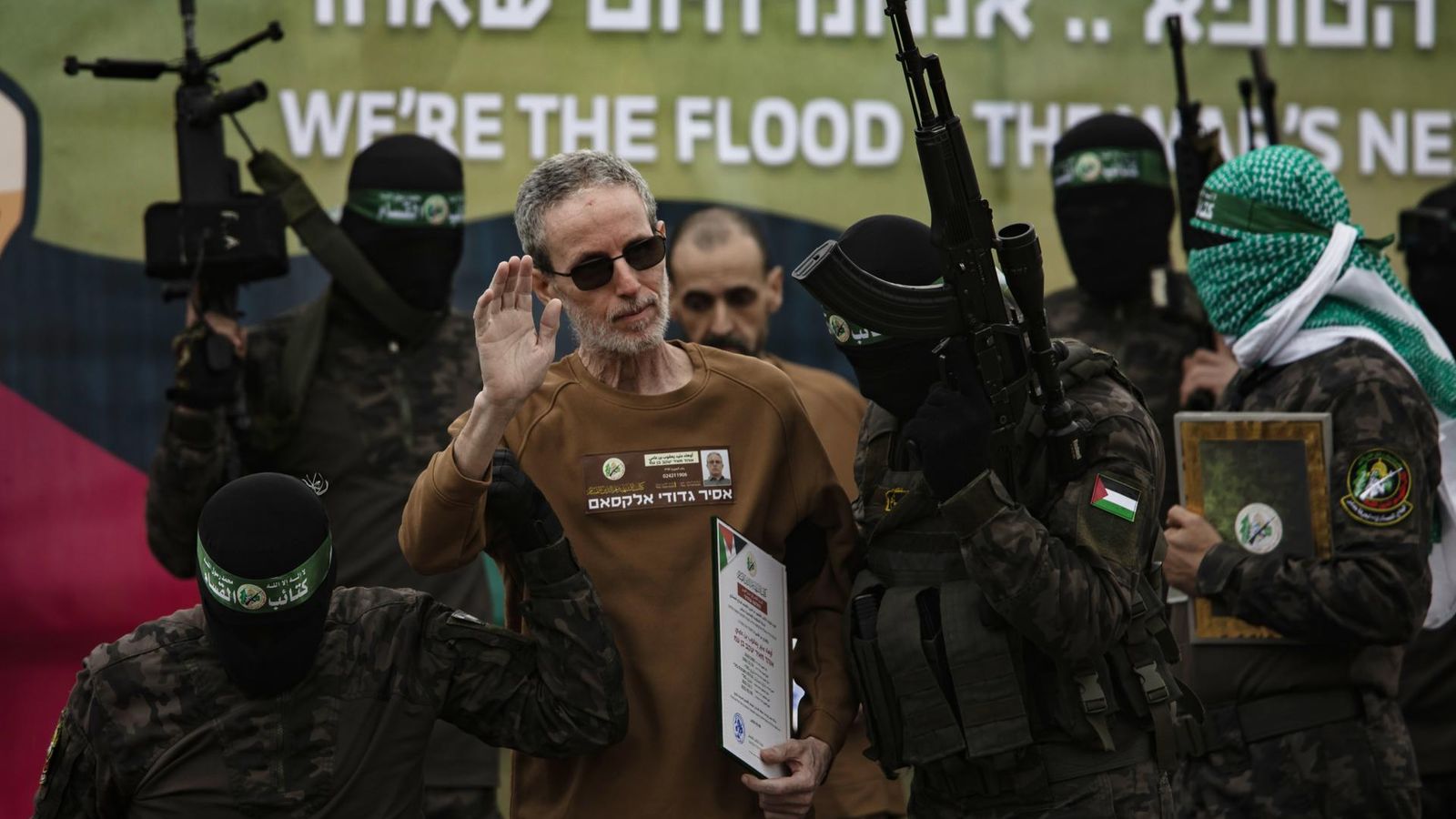 Milícies de Hamàs amb un dels tres ostatges en el quint alliberament d'ostatges entre Israel i Hamàs, a Gaza