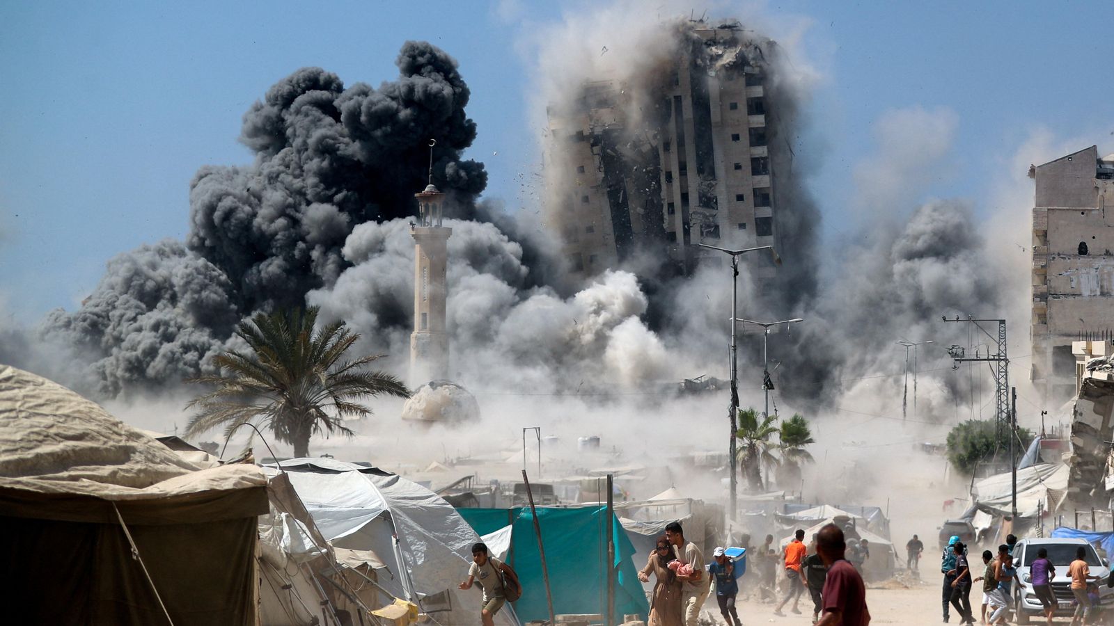 Diversos edificis s'afonen a la ciutat de Gaza després d'un bombardeig israelià