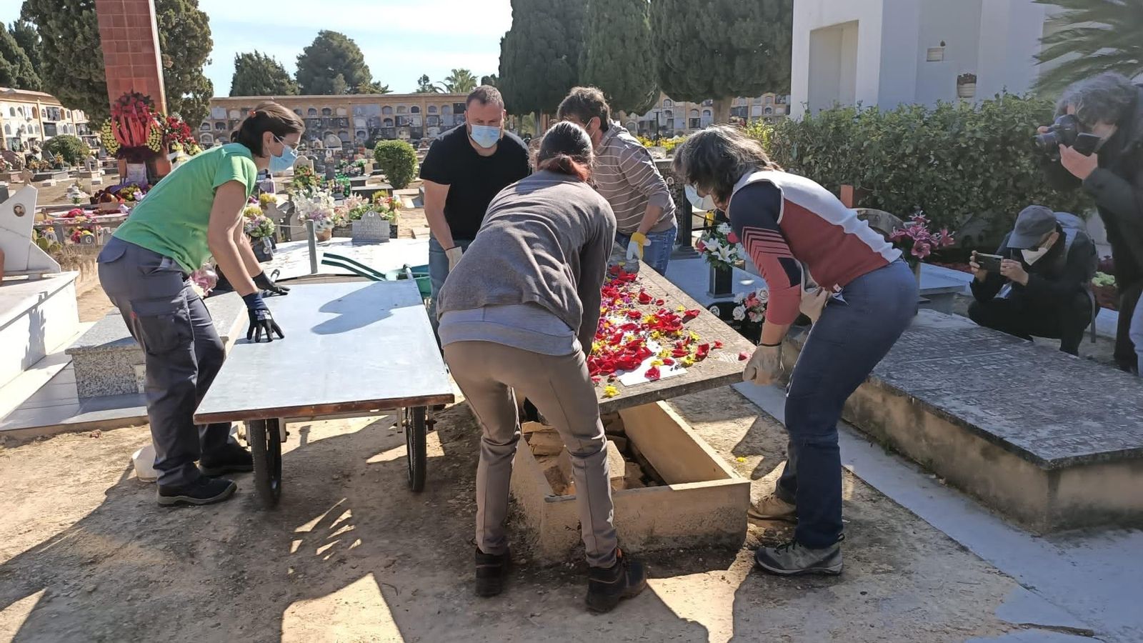 Treballs d'exhumació de cossos d'espanyols en la fosa 63 de Paterna