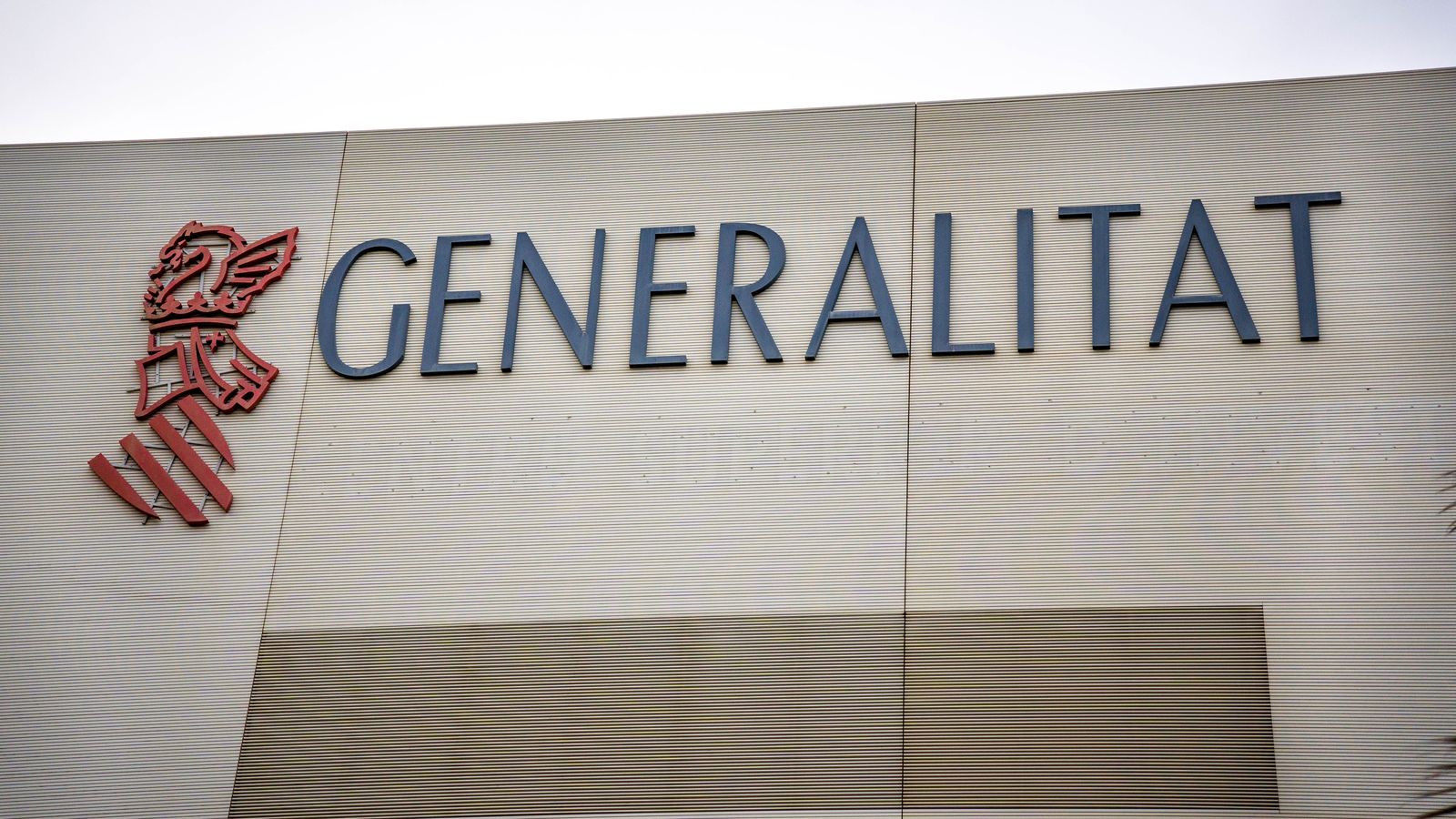 Imatge d'arxiu del logo de la Generalitat en una façana