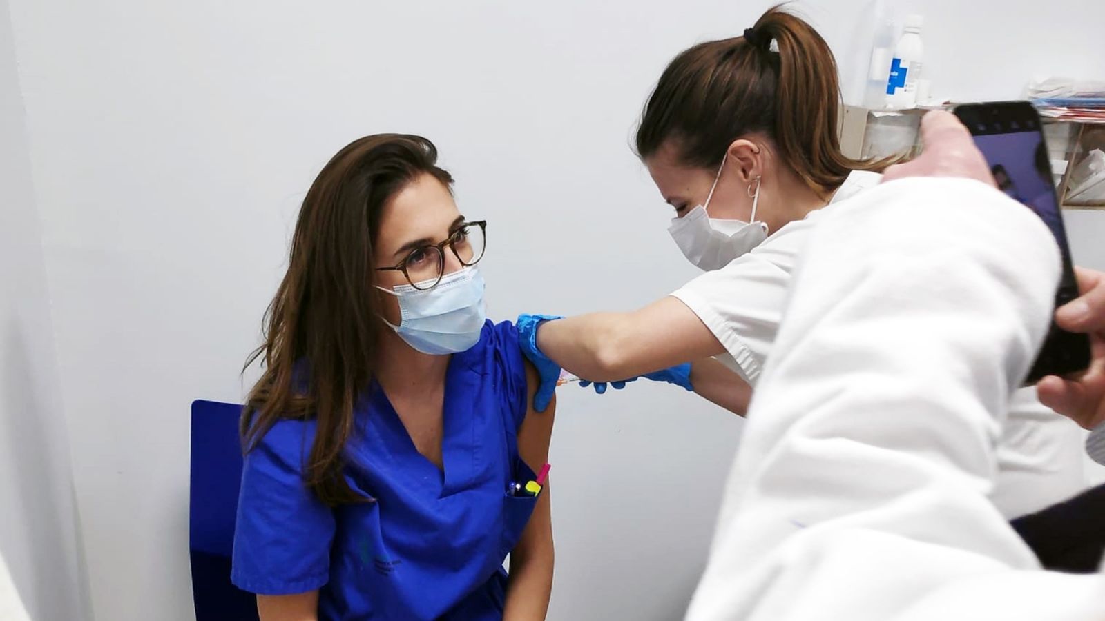 Una sanitària extrau sang a una companya per a les serologies de l'Hospital General de València
