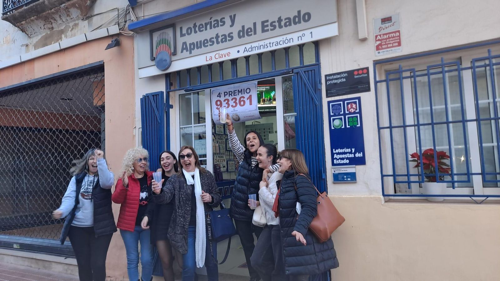 Un grup de persones celebra el quart premi del sorteig de Nadal a l'Administració número 1 d'Alginet