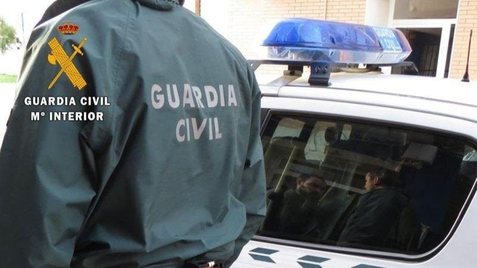 Un agent i un vehicle de la Guàrdia Civil