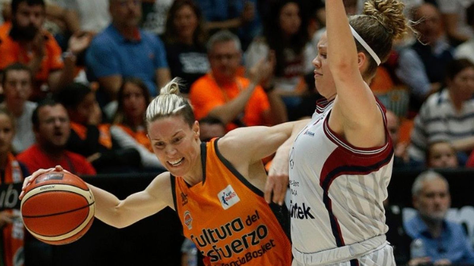 Anna Gómez i Rachel Banham, en un moment del partit.