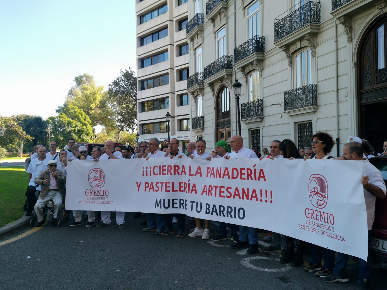 Concentració del Gremi de Forners davant de delegació de govern