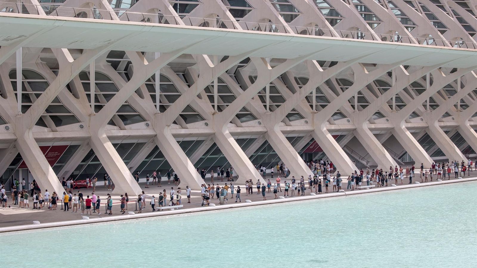 Cues en el centre de vacunació massiva instal·lat en la Ciutat de les Arts i les Ciències de València