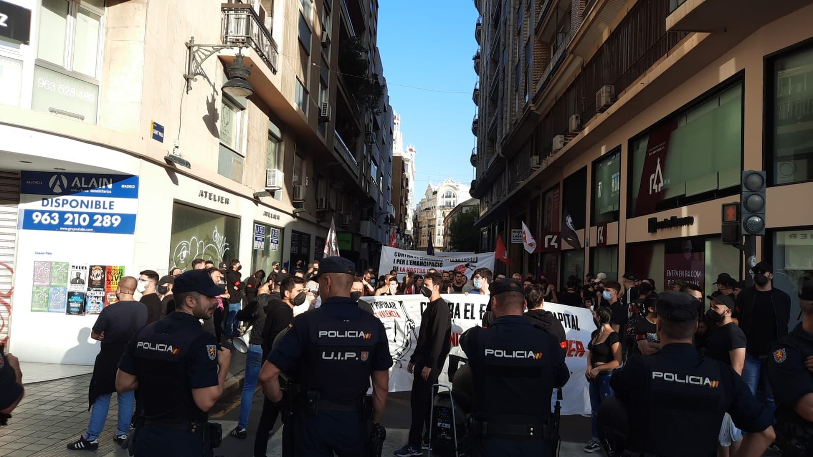 Capçalera d'una de les columnes de la marxa convocada per l'associació cultural Puny i Lletra