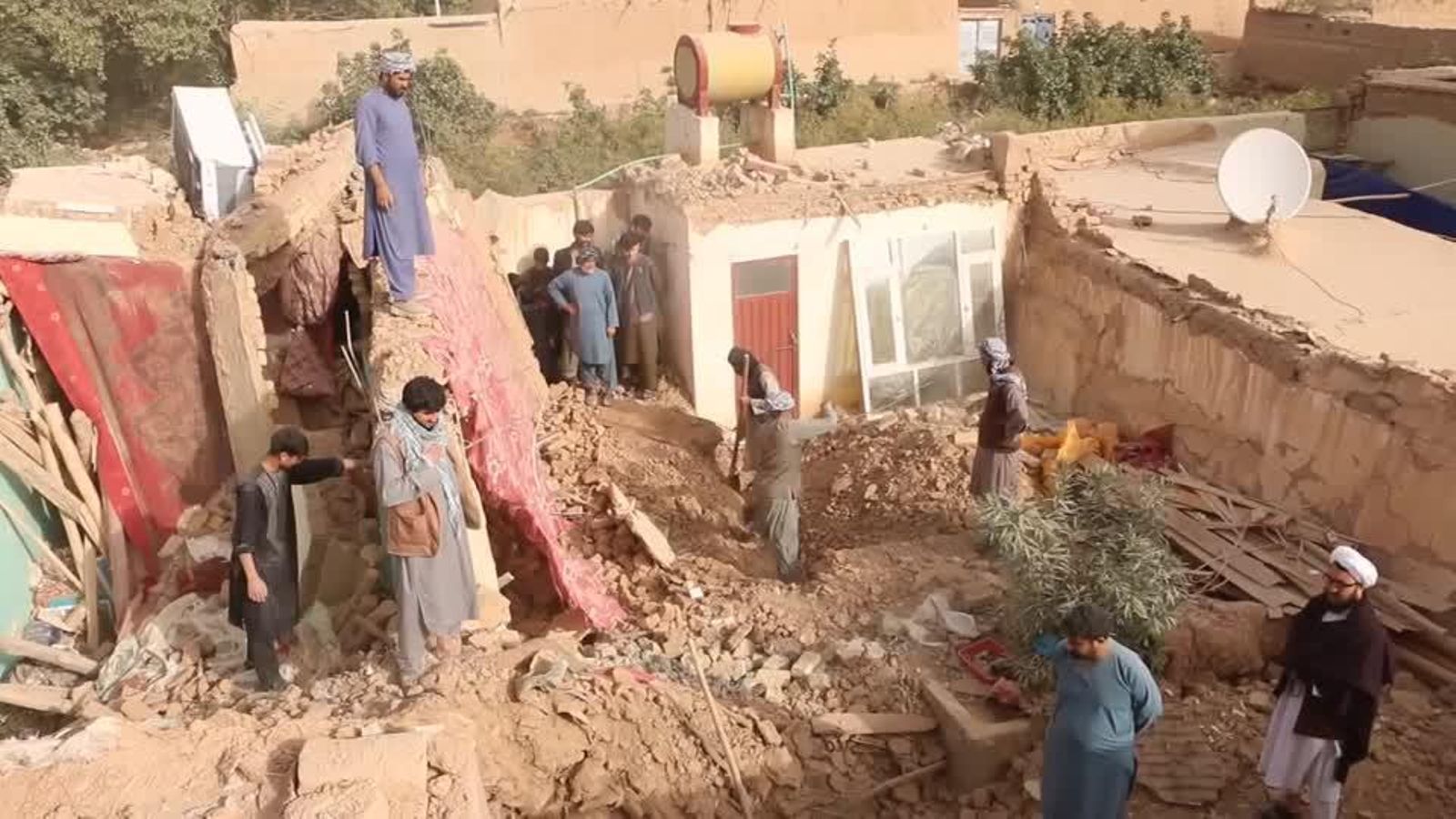 Diverses persones afganeses busquen entre les restes d'una construcció possibles víctimes del terratrèmol