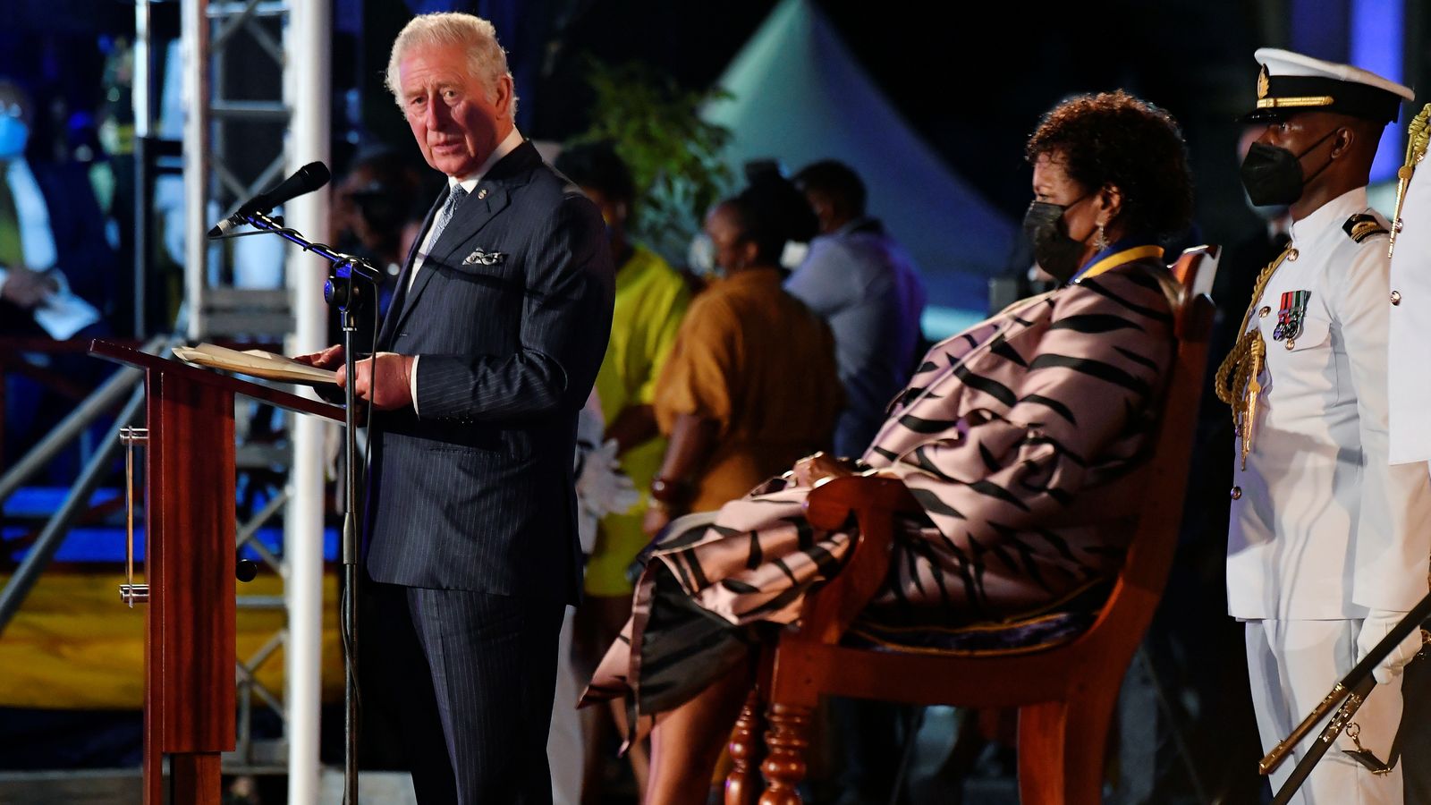 El príncep Carles pronuncia un discurs al costat de la nova presidenta de Barbados, Sandra Mason
