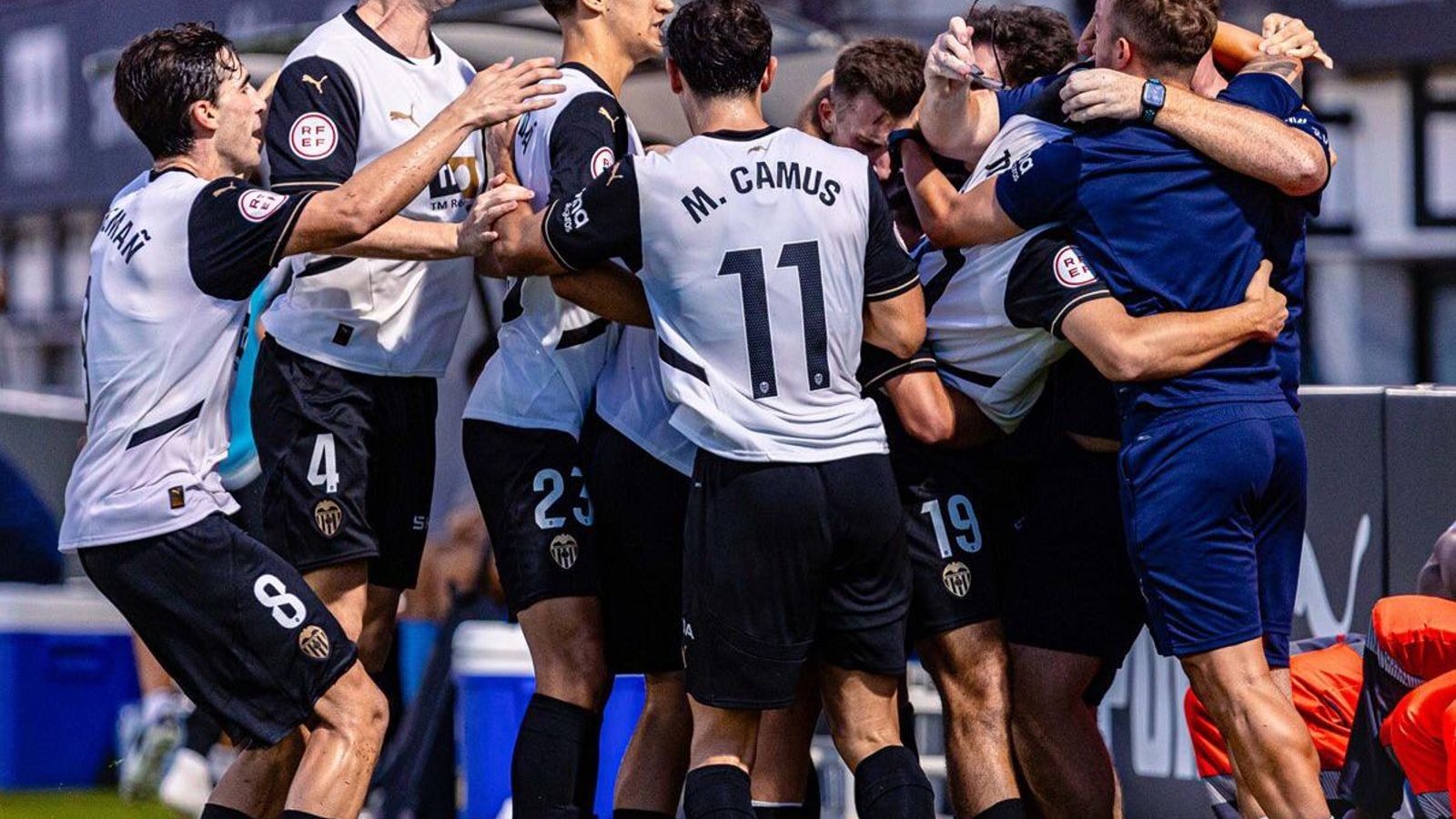 Els jugadors del mestalla celebren el gol del triomf