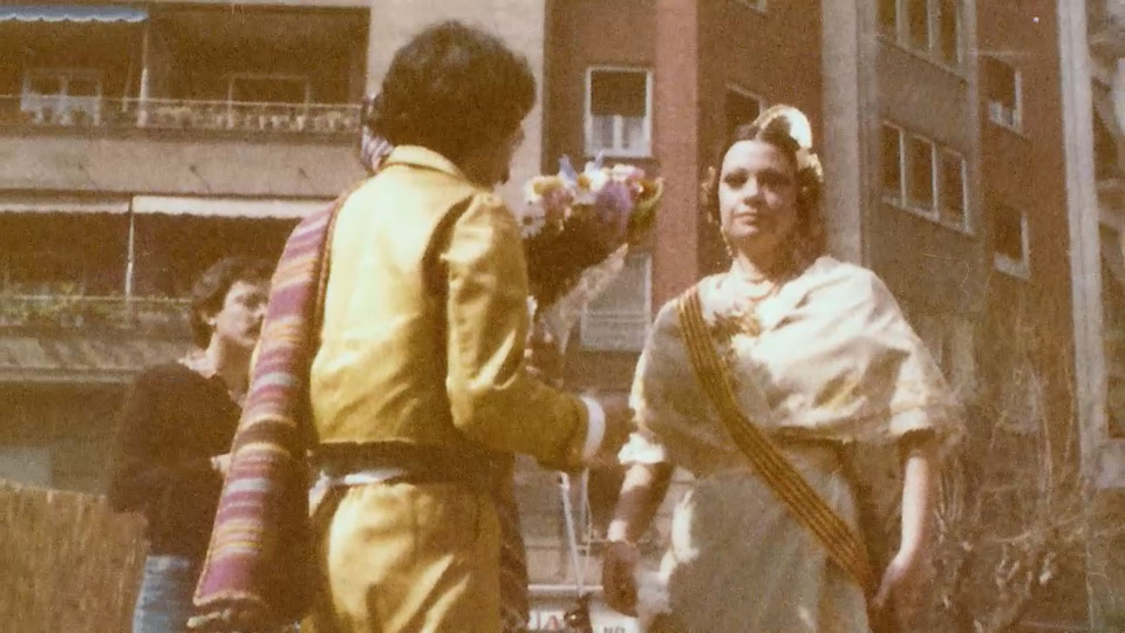 Julio Tormo, de groc, amb la fallera major de la falla King Kong, Pilar Cano