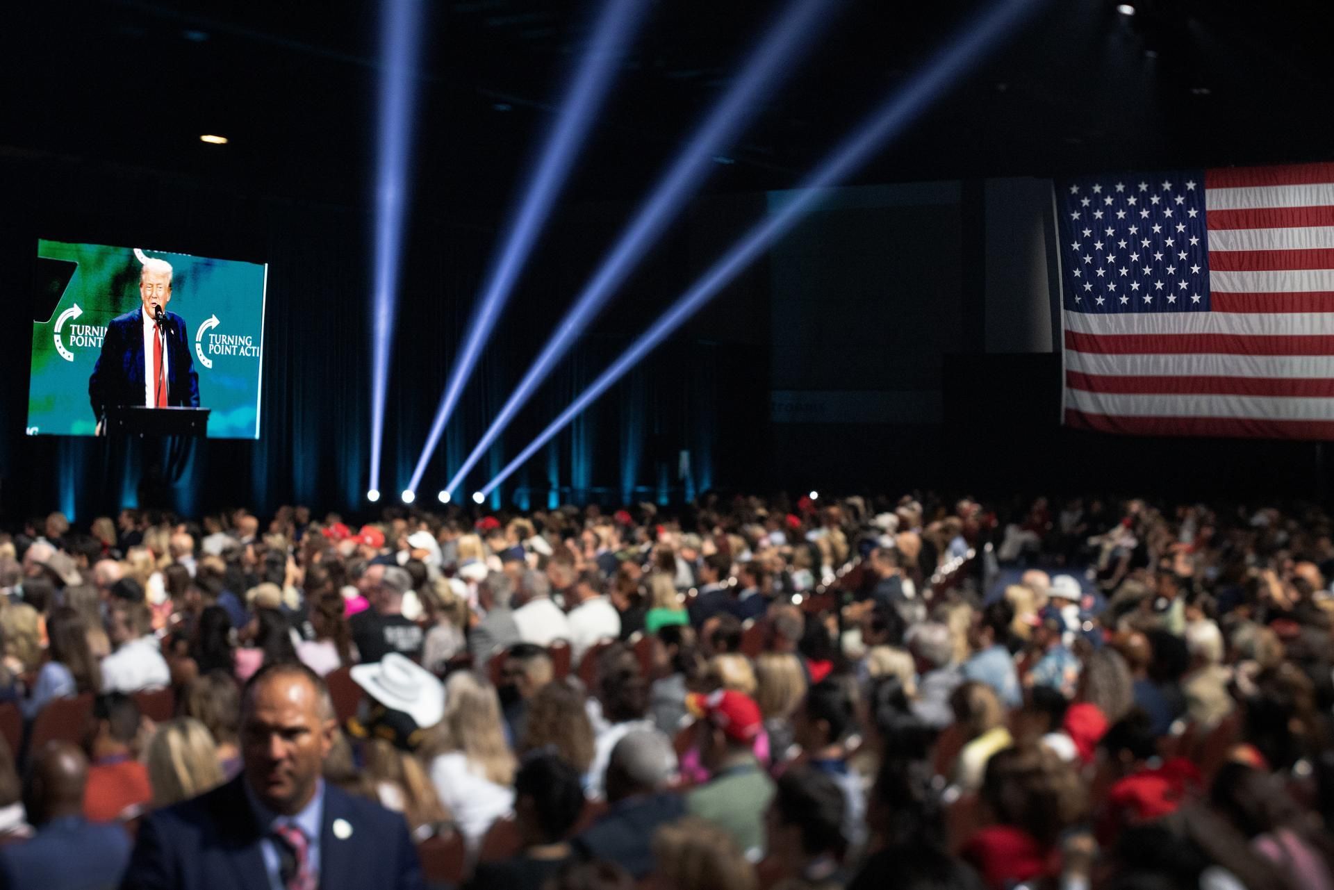 L'expresident dels Estats Units, Donald Trump, durant la Believers Summit, a West Palm Beach (Florida) L'expresident dels Estatus Units, Donal Trump, durant el míting al 'Believers Summit', a West Palm Beach (Florida)
