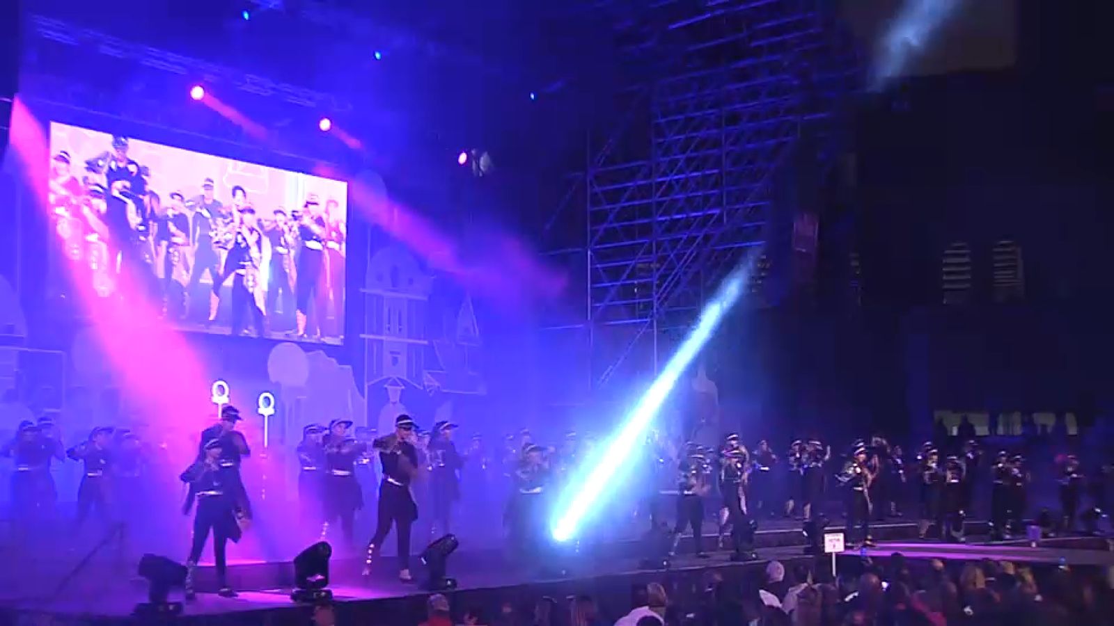 Coreografia realitzada per les foguereres i els foguerers a l'inici de la gala