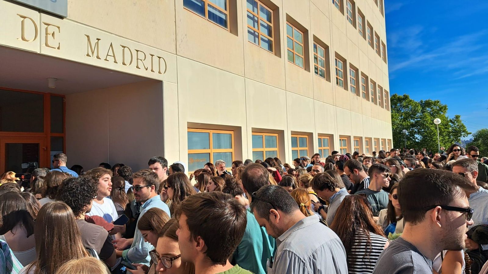 Milers de candidats i candidates a les proves d'oposició de RTVE s'han quedat a les portes de les facultats