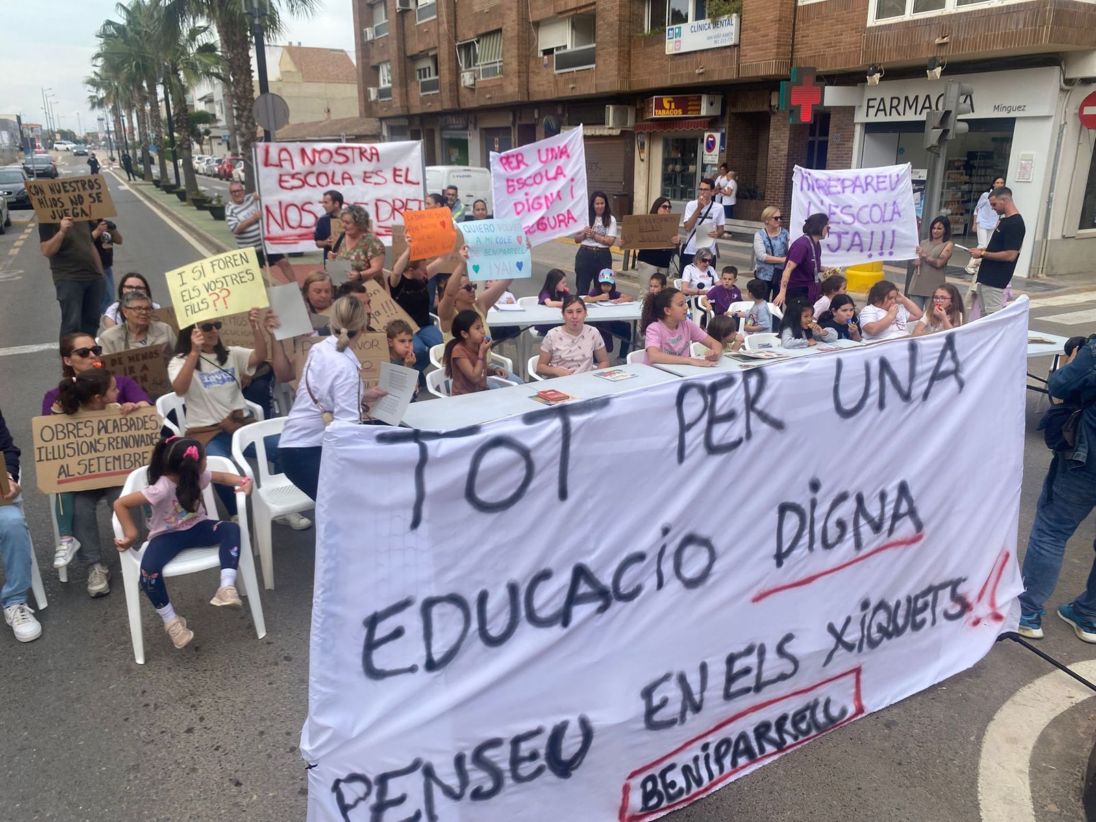 Concentració de les famílies del CEIP Blasco Ibáñez de Beniparrell per a reclamar la reconstrucció del centre