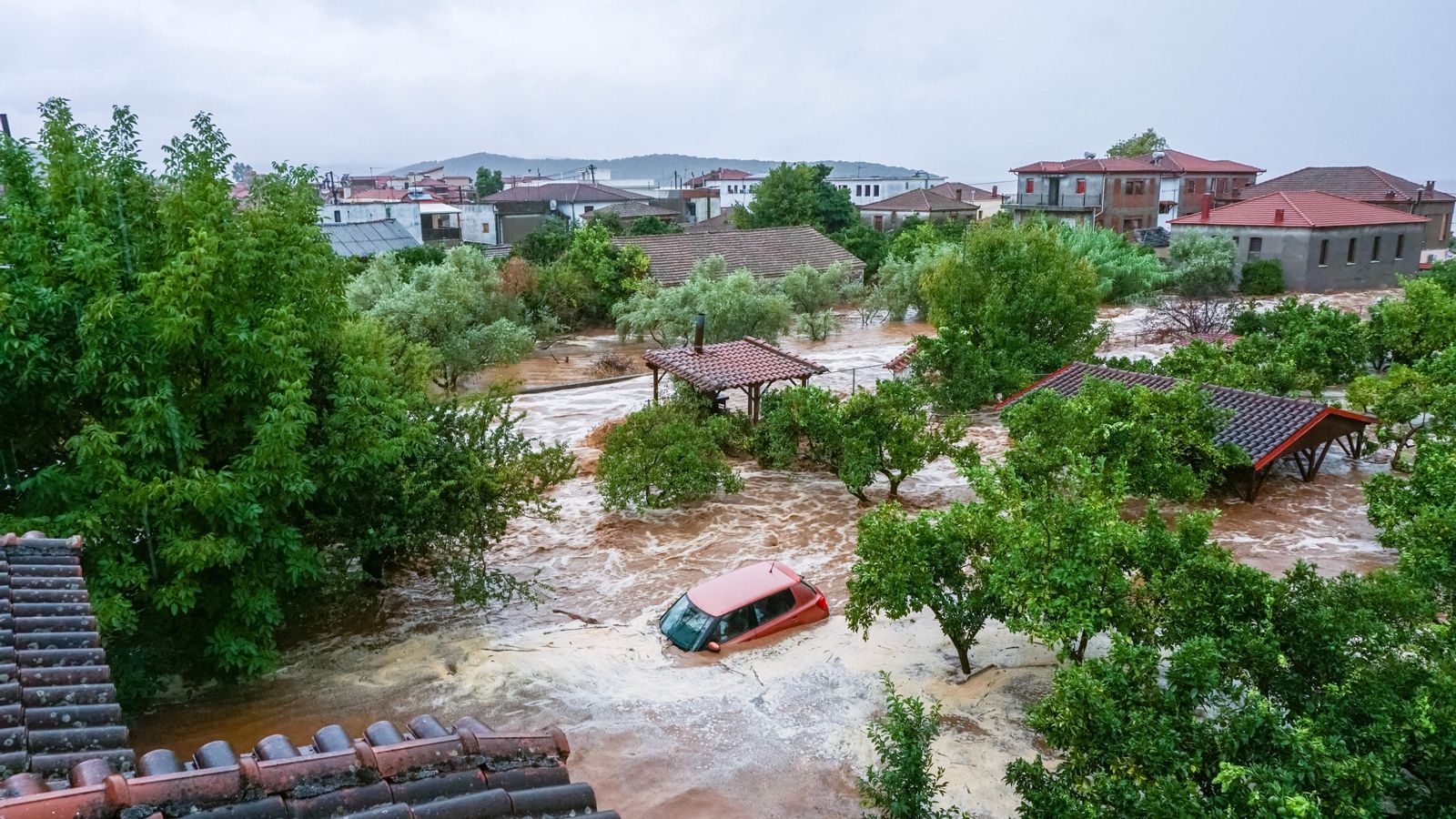 L'aigua arrossega un cotxe a la zona del mont Pèlion, prop de la ciutat de Volos EUROPE-WEATHER/GREECE-STORM