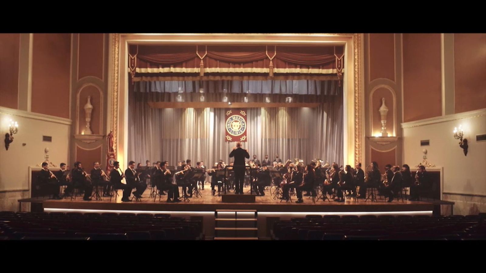 La Banda Simfònica de la Unió Musical de Llíria, dirigida per Pablo Marqués, interpreta "M’aclame a tu", poema de Vicent Andrés Estellés musicat per Ovidi Montllor