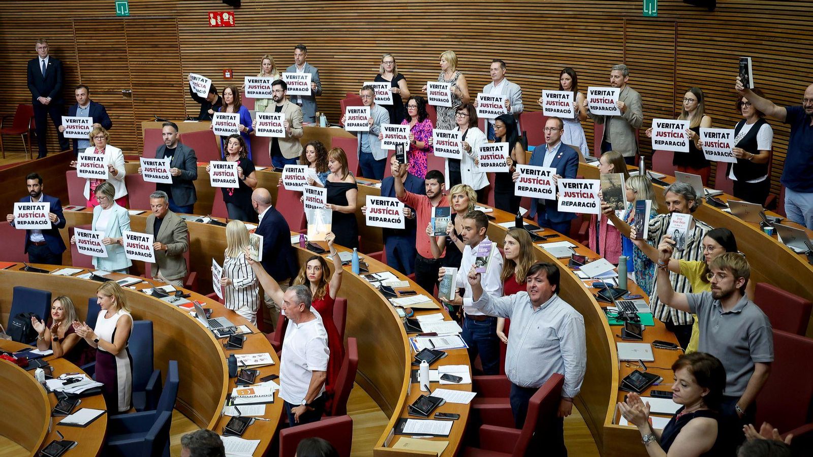 La bancada de l'oposició mostra llibres i cartells en senyal de protesta per l'aprovació de la nova llei de concòrdia