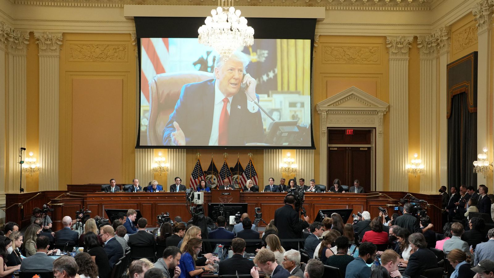 Una imatge de l'expresident Trump apareix en pantalla durant la setena sessió de la comissió parlamentària que investiga l'assalt al Capitoli del 6 de gener als Estats Units