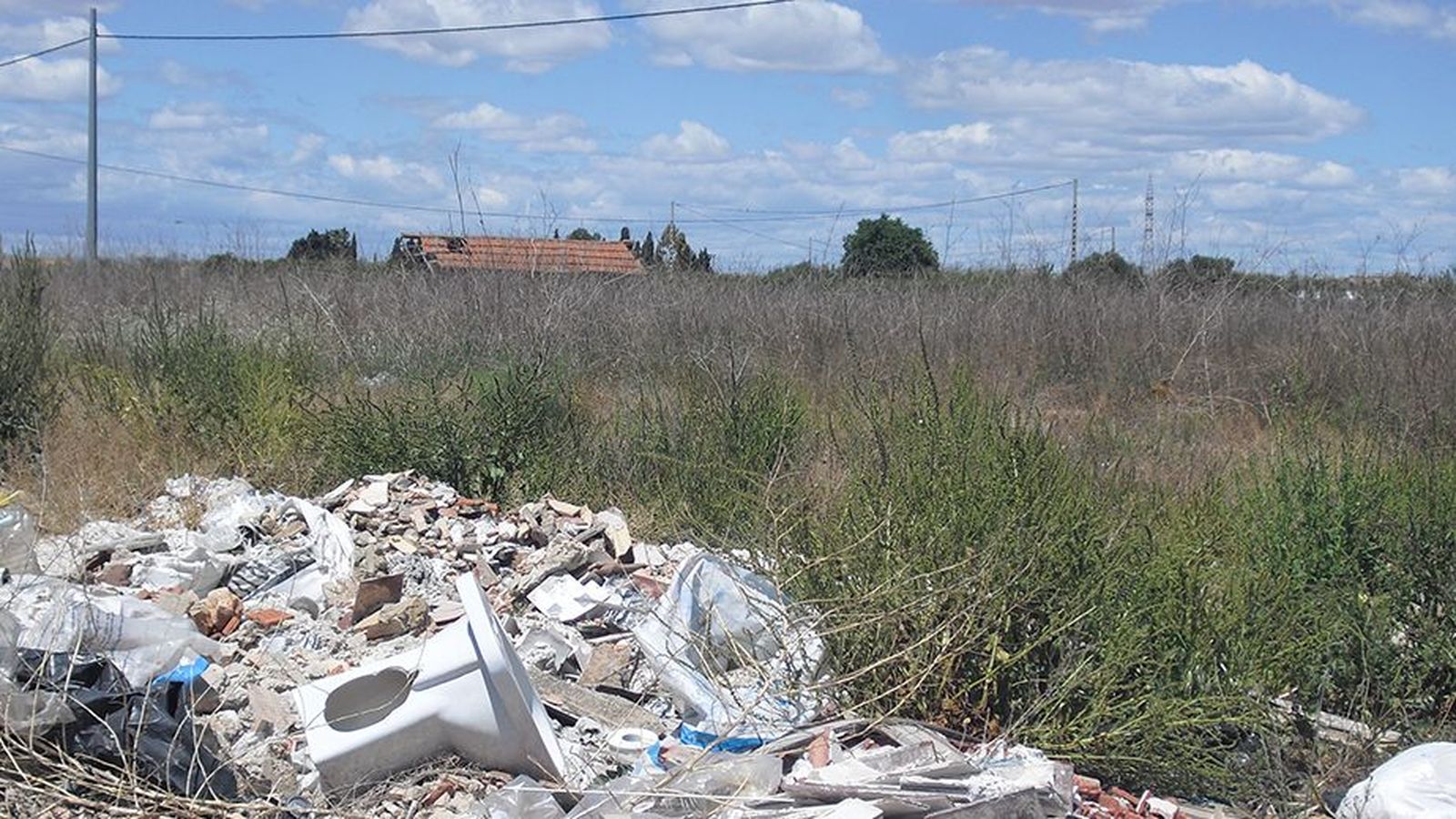 Una parcel·la de cultiu abandonada, convertida en un abocador il·legal